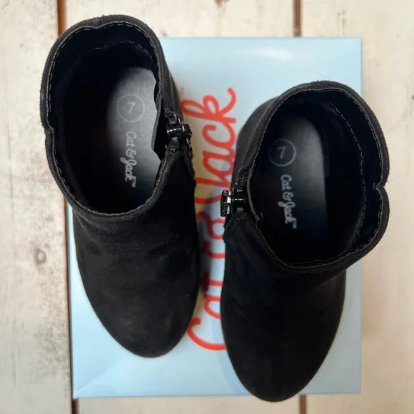 EUC. Cat & Jack Penelope boot. Size 7. In original box. - Picture 3 of 6